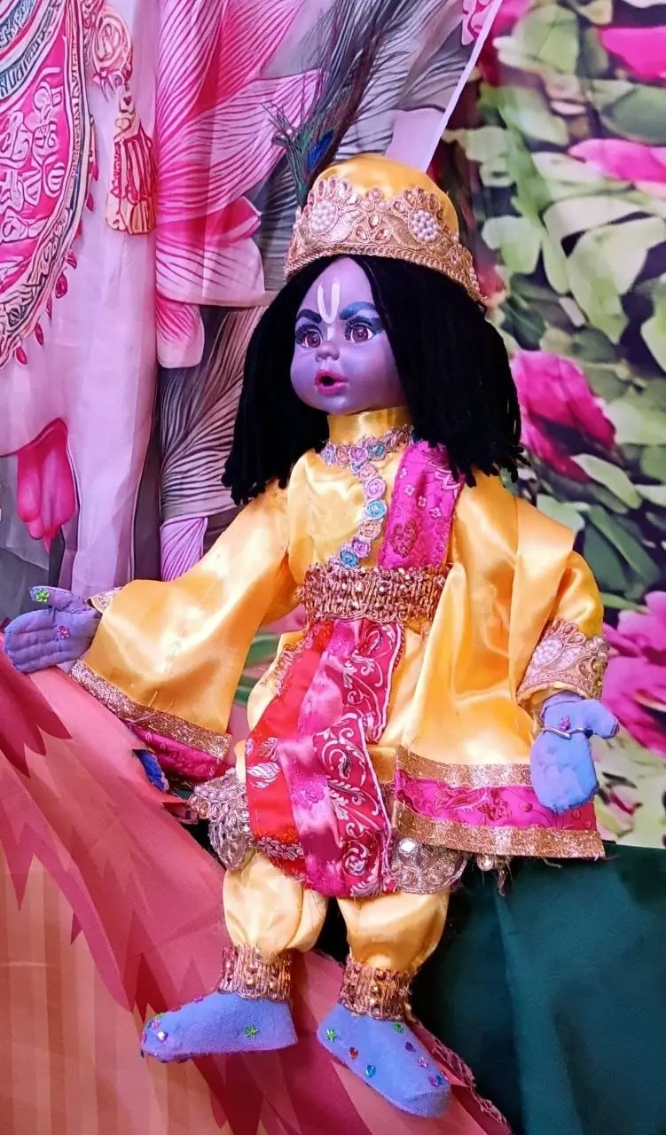Krishna and Govardhan puppet show